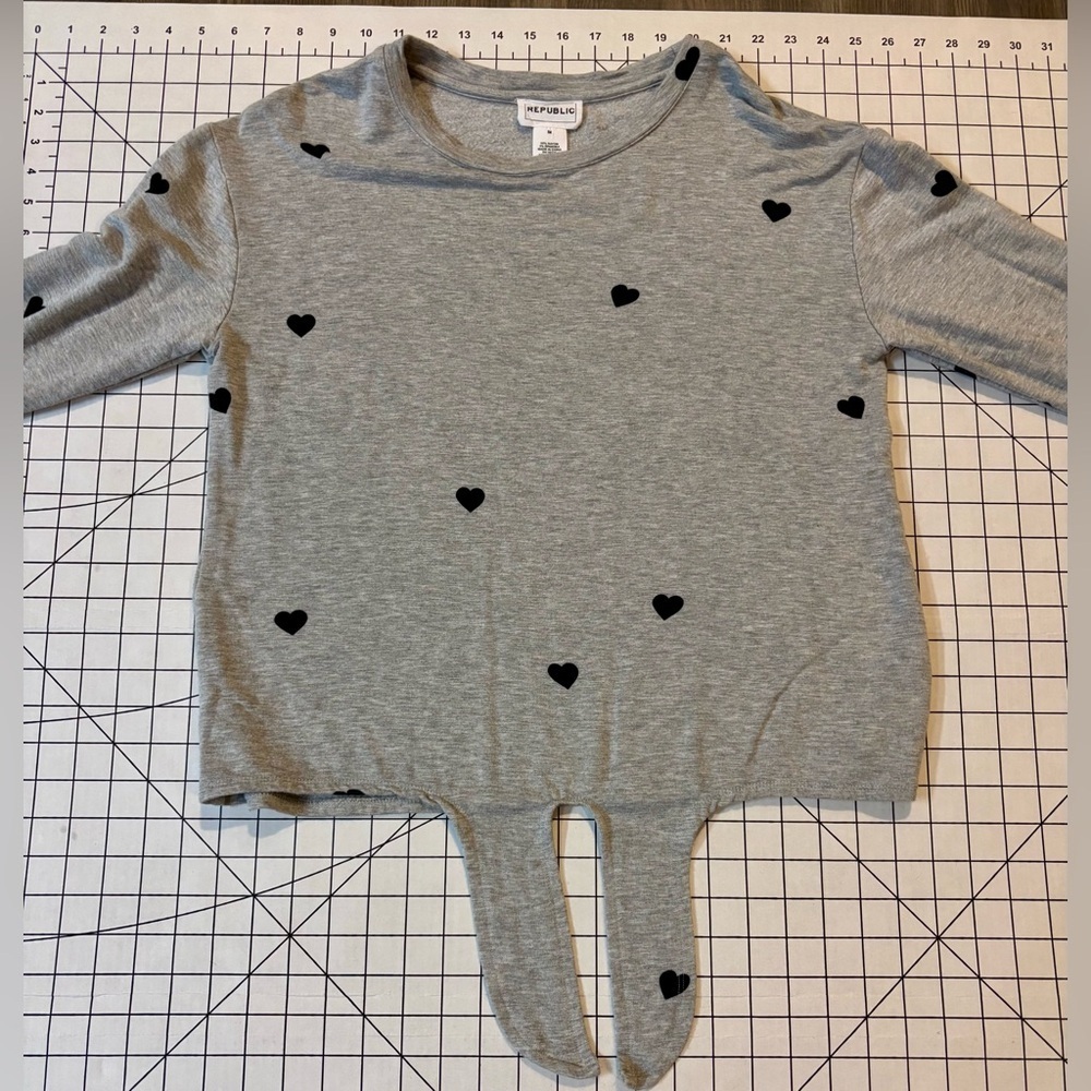 For The Republic Women’s Medium Gray Long Sleeve Tee‎ with Knot Detail